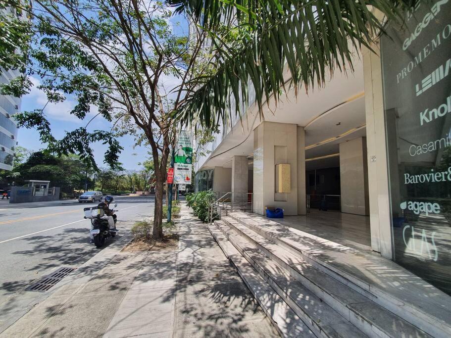 Bgc Taguig Cozy 2 Bedroom Loft, With Stunning Bgc Skyline View! 마닐라 외부 사진