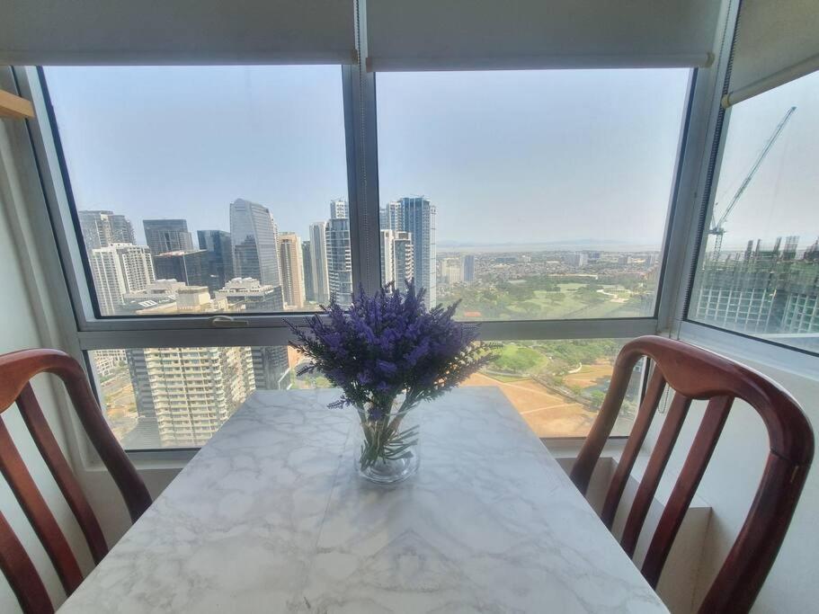 Bgc Taguig Cozy 2 Bedroom Loft, With Stunning Bgc Skyline View! 마닐라 외부 사진